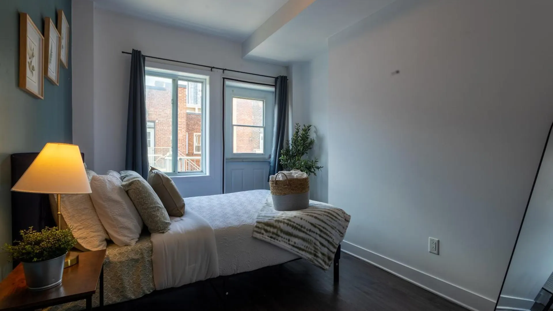Wonderful 4 Bedroom Home In The Heart Of Downtown Montreal Apartment