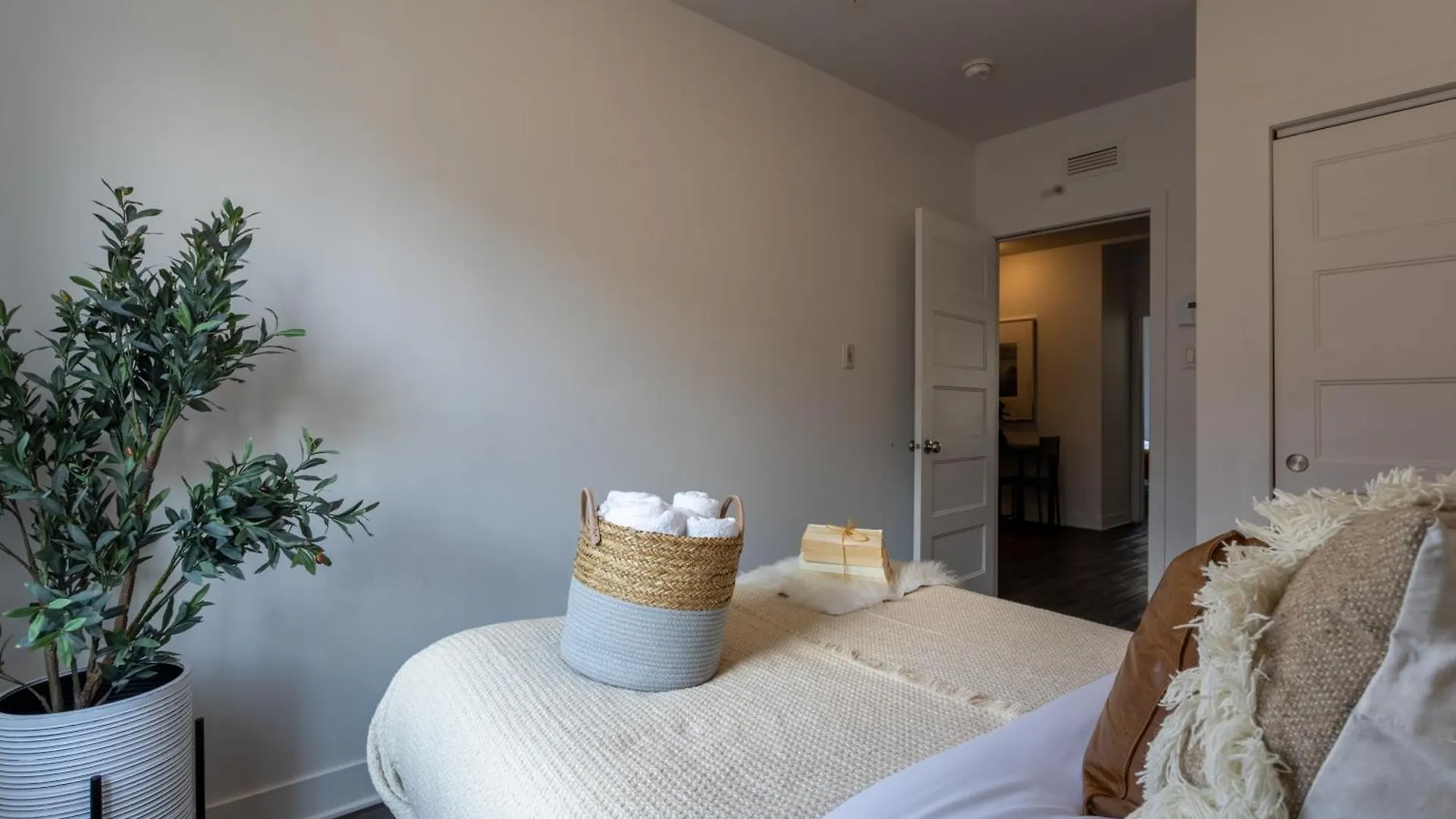 Wonderful 4 Bedroom Home In The Heart Of Downtown Montreal 0*,